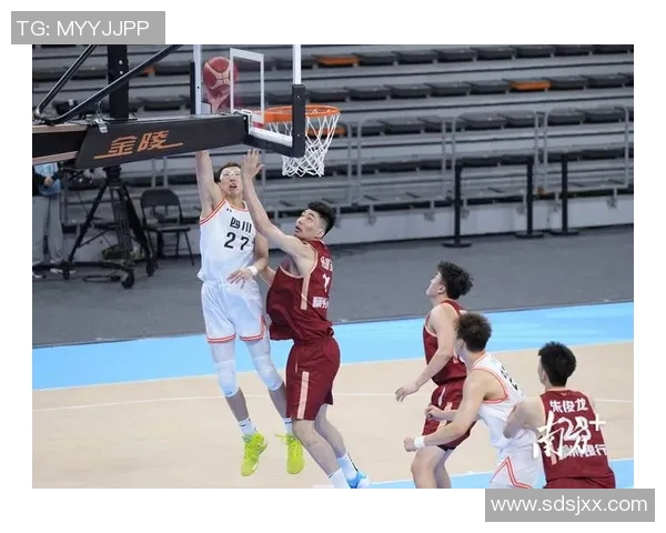 成都篮球队展现灵活战术与团队配合的精彩表现分析